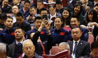 叶光富紧紧拥抱妻子